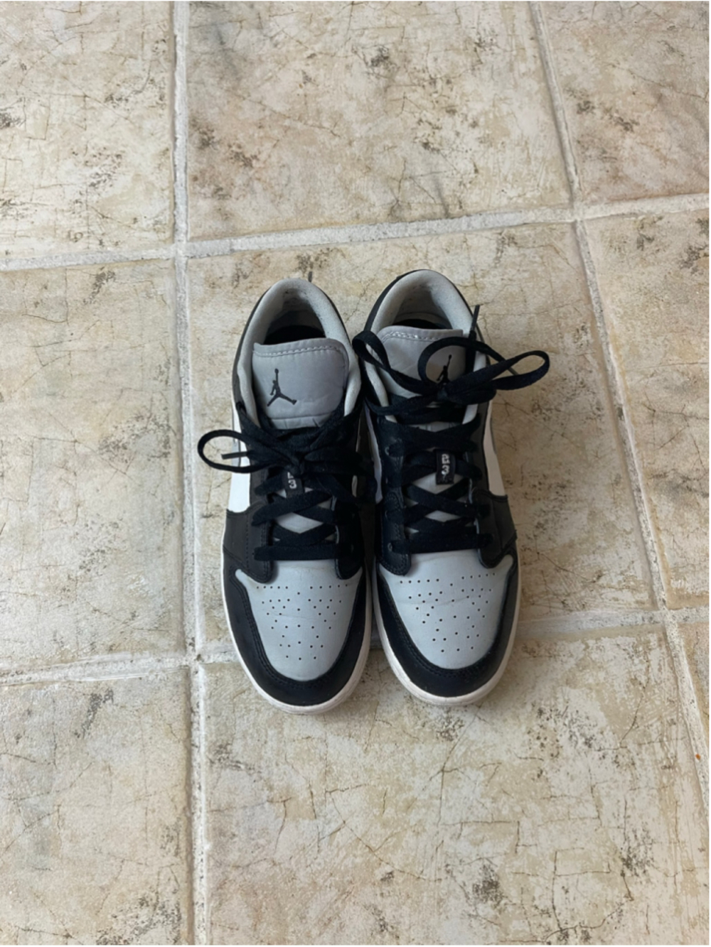 Boys Jordan Sneakers Size 6Y Grey and Black 553560